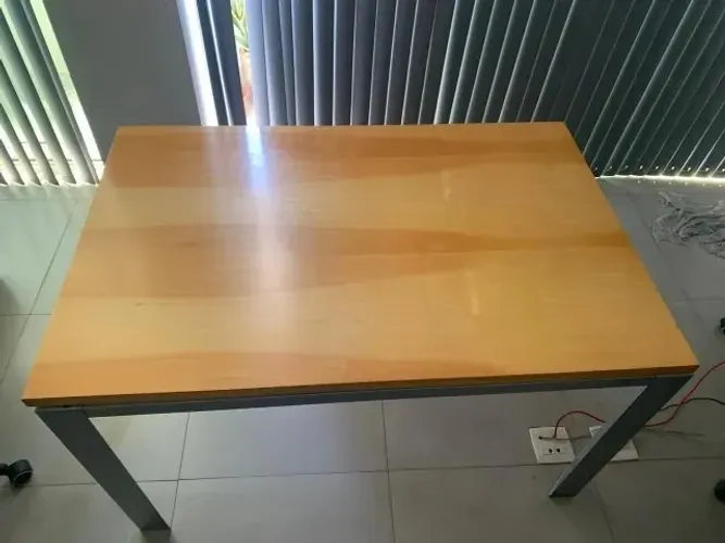 MESA TAMPO AGLOMERADO E PÉS DE AÇO