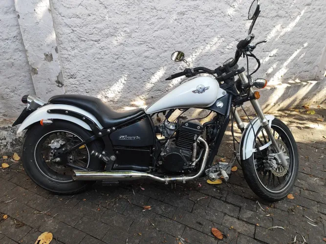 Motocicleta Regal Raptor Ghost 2011