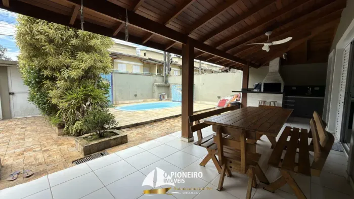 Casa à venda na praia de Juquehy com piscina