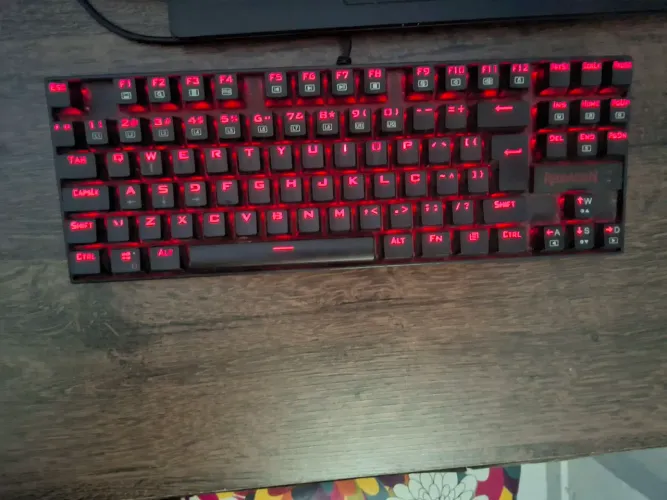 Teclado Redragon Kumara vermelho e preto