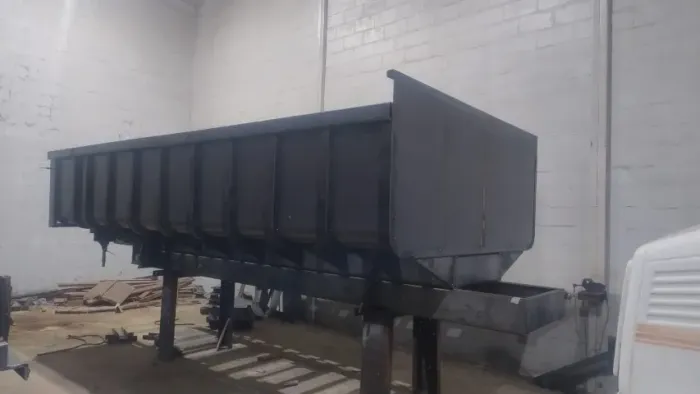 Caçamba Truck 10m³ com leque estabilizador