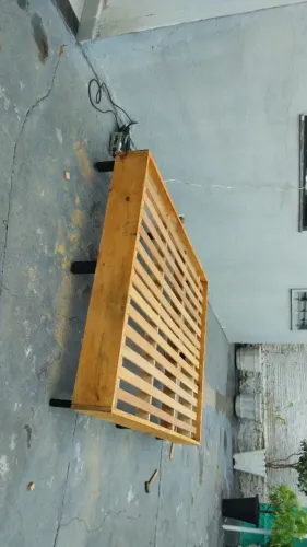 Cama de casal em madeira