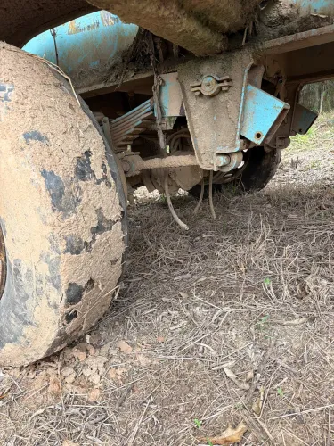 Vendo com mola completa eixo carreta