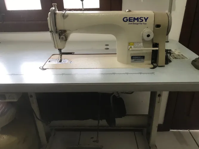 Máquina de costura reta industrial