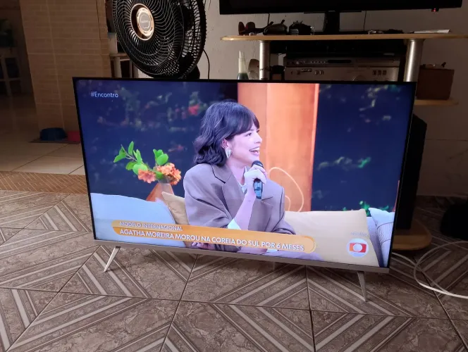 Tv Philips 50 polegadas. Com algumas listras finas na parte de baixo. Troco em bicicleta!
