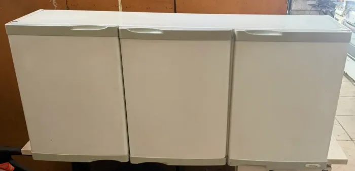 Armário de parede 3 portas 1 peça de aço colormarq conservado