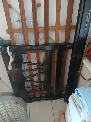 Cama de solteiro de madeira 