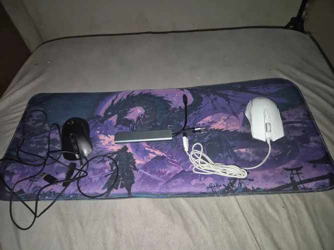 Dois mouse um da logitech hero 403 e um genérico mouse pad e hub usb c com 8 portas