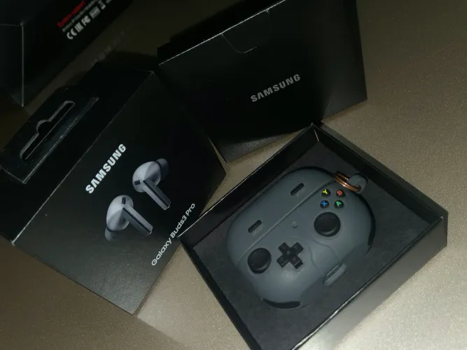 Samsung Galaxy Buds 3 Pro, na cor cinza/prata + Case de proteção