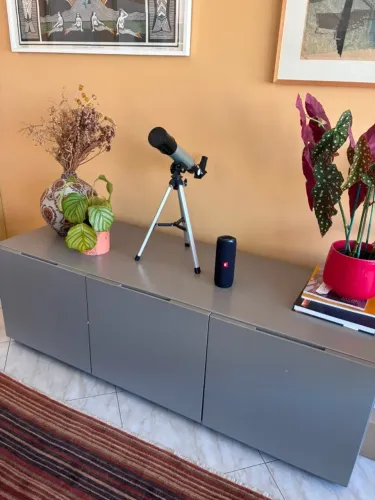 Lindo armário Prodomo Design com três portas e prateleiras internas