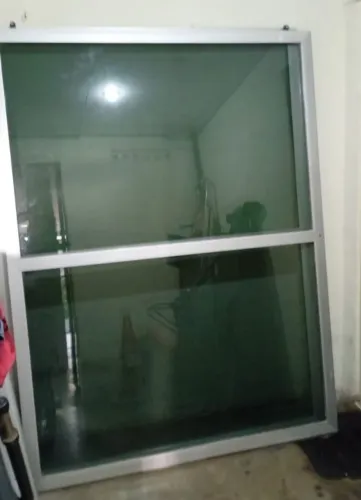 Portas em alumínio com vidro de correr. Ótimo estado
