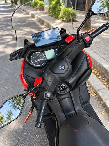 Yamaha XMAX 250 2023 - Multimídia, USB-C e Acessórios
