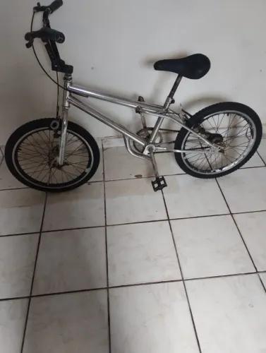 Vende-se uma bicicleta infantil 