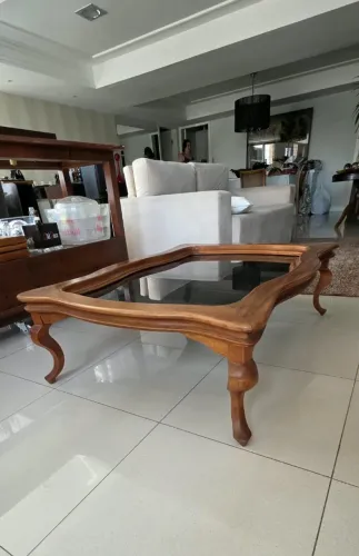 Mesa de centro em mogno com vidro temperado e medidas de 1,18m x 0,88m e altura de 36cm.
