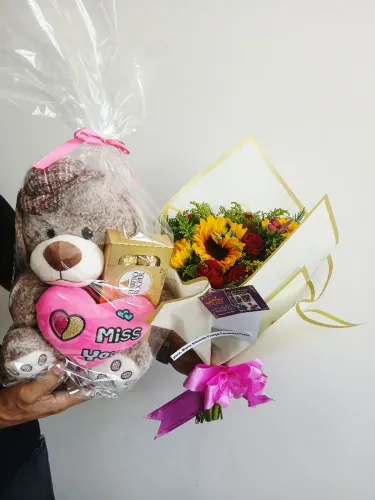 Buquê dia namorado cesta canecas personalizadas
