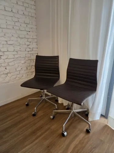 1 unidade Cadeira eames office - esteirinha sem braço Em bom estado, courino marrom café