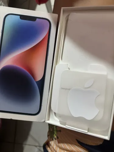 Caixa de iphone 14 Plus com figurinha apple