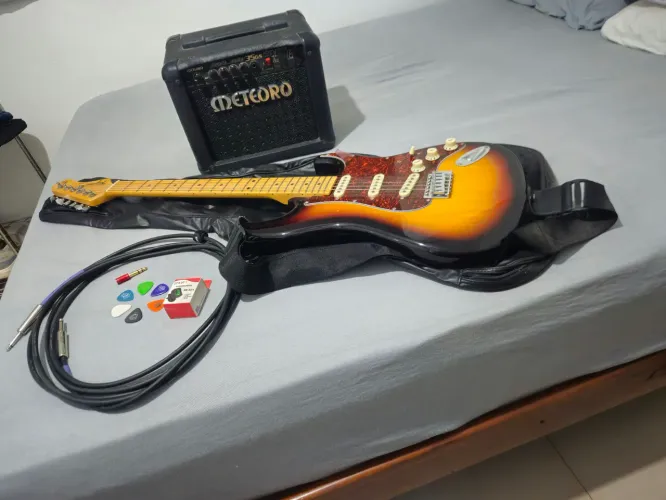 Guitarra tagima tg530, amplificador meteoro space junior 35gs e acessorios