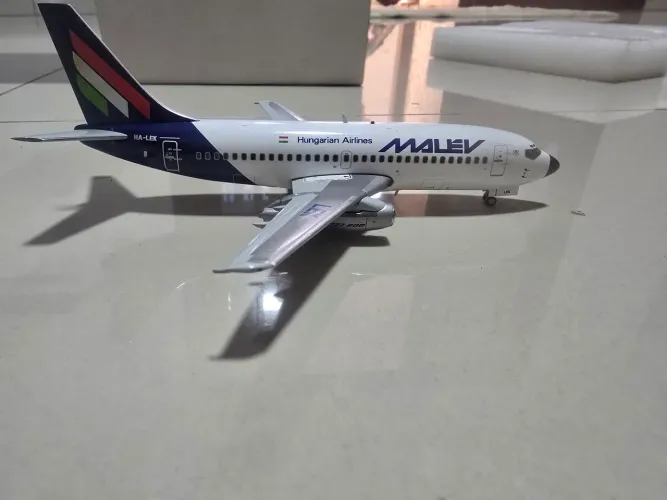 MINIATURA BOEING 737 200 MALEV 1/200 JC WINGS