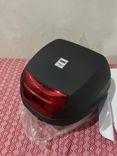 Vendo esse baú de moto, tamanho 28 litros 