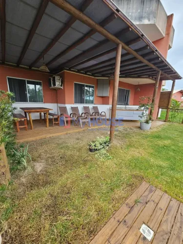 Casa em condomínio pé na areia em Aritaguá, Ilhéus: 2 quartos (1 suíte), varanda gourmet,
