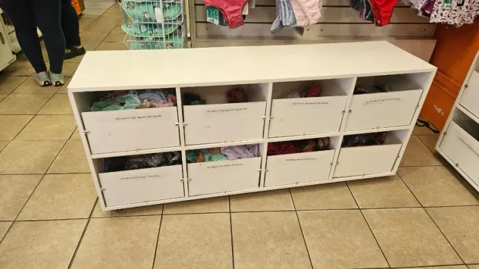 Balcão para loja em mdf com 8 gaveteiros para exposição de mercadoria ou organização. 