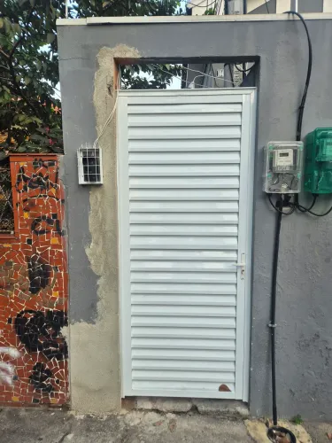 Porta veneziana branca alumínio 210x90