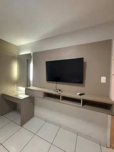 painel de TV planejado com penteadeira e espelho