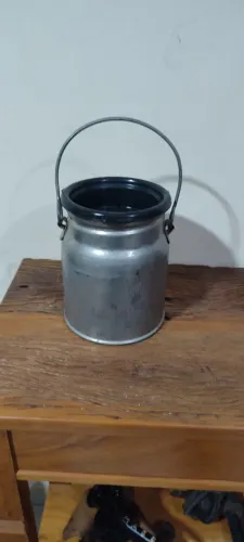 Leiteira de 3 litros em perfeito estado de conservação.