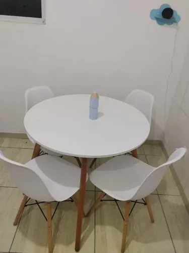 Conjunto de jantar Eames Eiffel com 4 cadeiras 