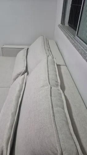 Vendo sofá novo de 2m no tecido linho na cor bege clara