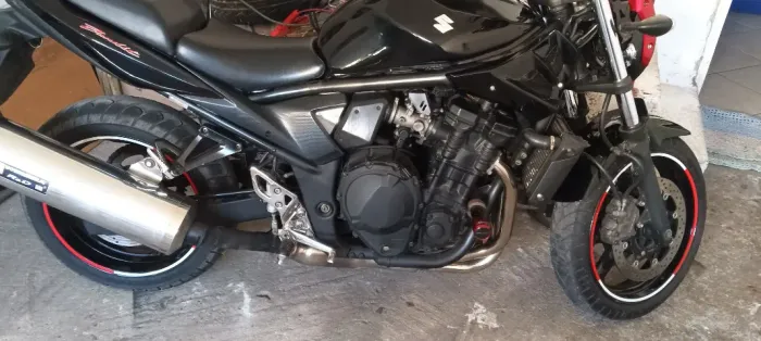 Suzuki Bandit 650 preta com proteção carenagem