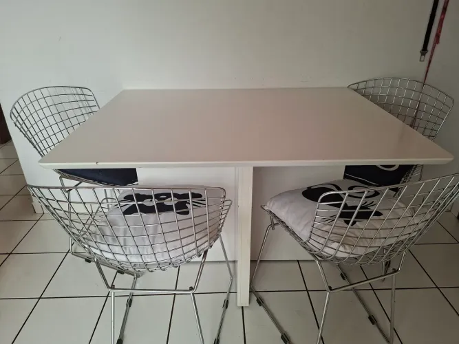 Mesa com 4 cadeiras cromadas