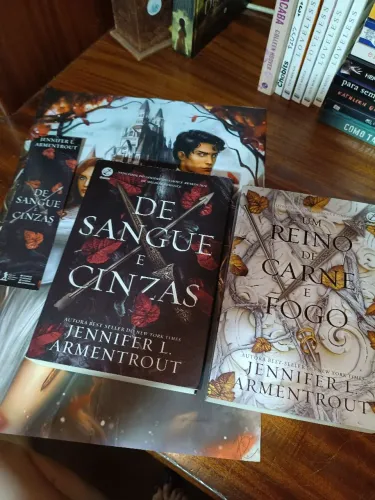 Kit livros De Sangue e cinzas 1 e 2 com brindes