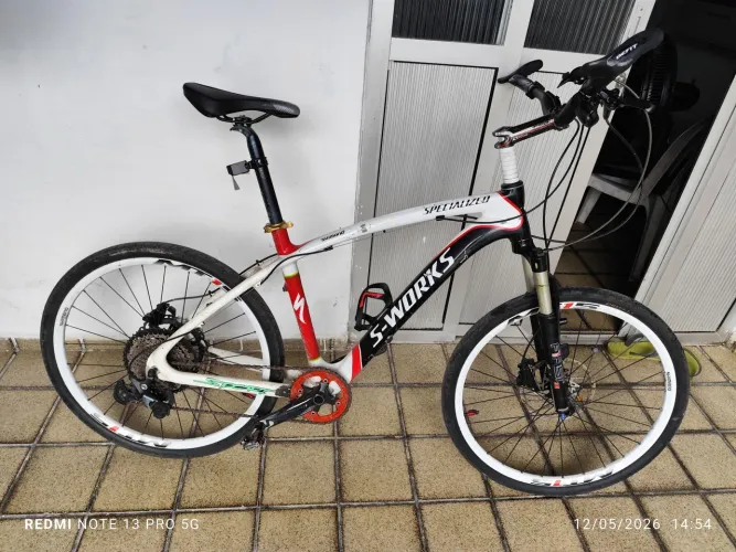 Vendo uma bicicleta aro 26 fibra de carbono toda Shimano Deore