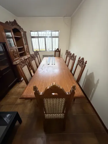 Mesa com 10 Cadeiras em Madeira Maciça