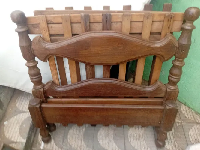 CAMA MADEIRA ANTIGA, PESADA, SUPERCONSERVADA