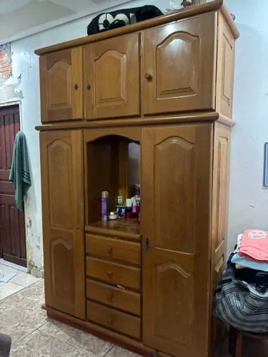 Guarda roupa de madeira