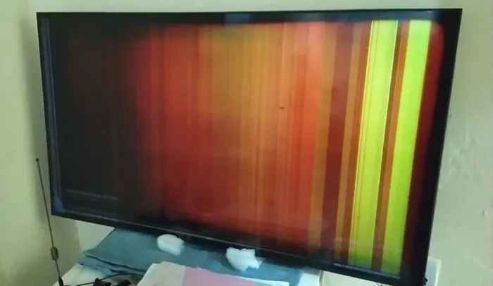 Vendo tv Samsung série 7 de 43 polegadas, tem bloothoch..