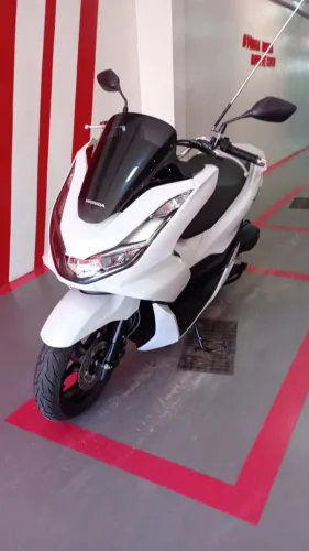 Moto com 2.180 km e garantia da Honda