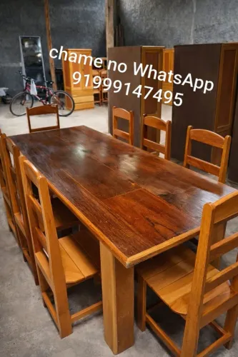 Mesa com 8 cadeiras todo em madeira de lei
