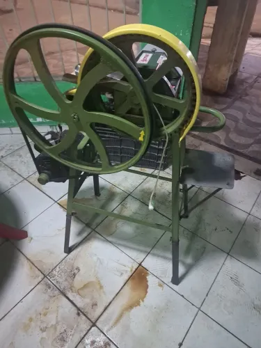 Engenho caldo de cana com motor 3 meses de uso