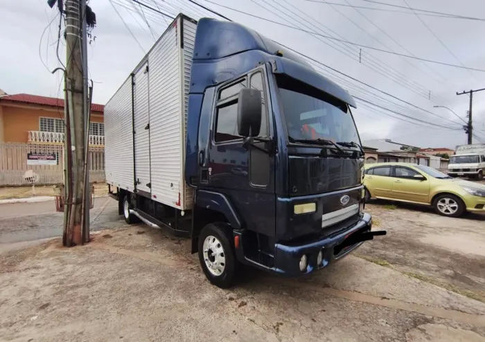 Vende-se Ford Cargo 815 - 2011/2011