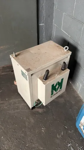 TRANSFORMADOR TRIFÁSICO A ÓLEO | 40 KVA | 380/440 V | ANO DE FABRICAÇÃO: 1999 