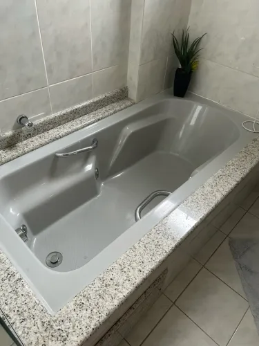 Banheira de Hidromassagem Completa com Motor e Alças em Inox