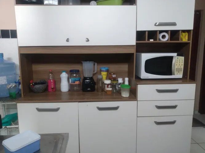Vende_se um armário de cozinha com cinco portas e duas gavetas.