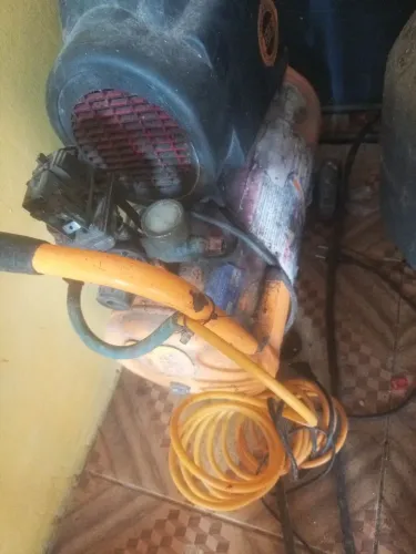 Compressor com uma peça quebrada .. vendo barato 