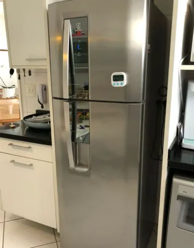 Geladeira Electrolux em ótimo estado pra sair hoje!