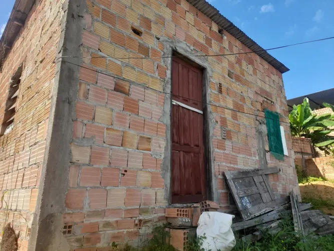 Vende-se casa no bairro Colônia Antônio Aleixo ,rua Valdemar farias 
