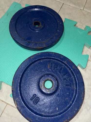 Par de anilhas 10kg e barra maciça 1,80cm musculação academia 